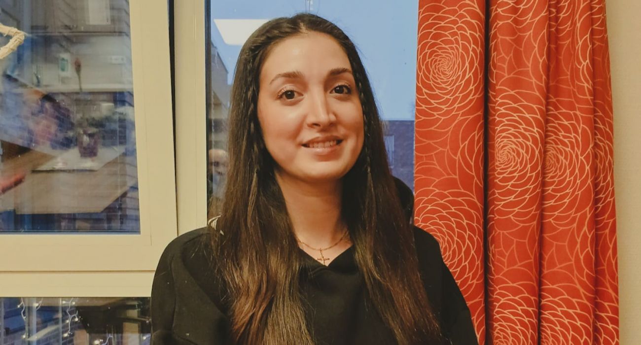 Areeg sitzt auf einem Stuhl in der Seniorenresidenz Harburg.