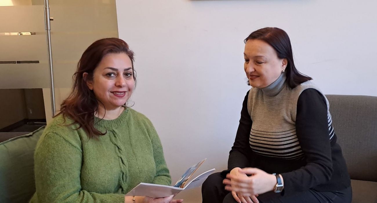 Bita sitzt mit Nataliya im Beratungsraum.