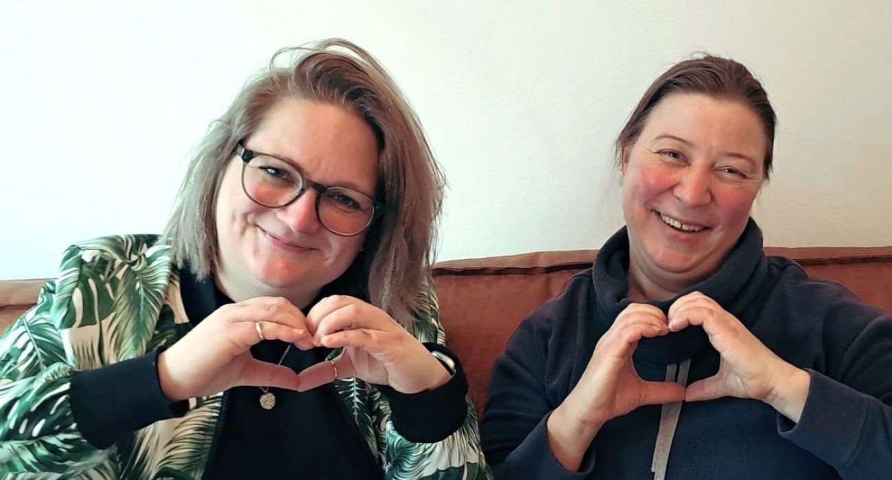 Fabi und Maike zeigen mit den Händen das Herz-Symbol