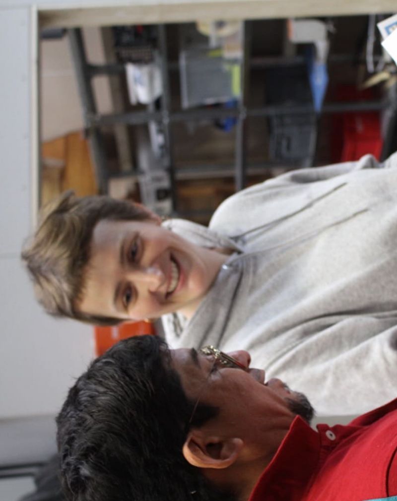 Juan bekommt sein Zertifikat von Lisa