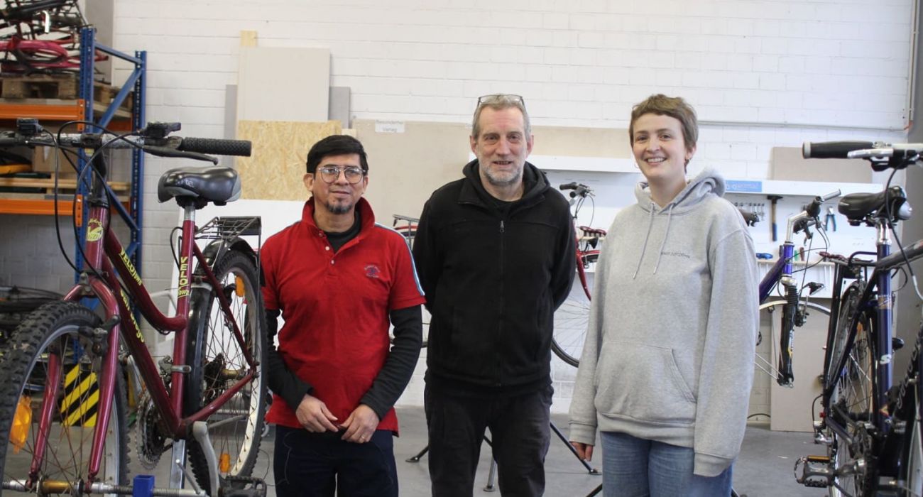Juan mit Lisa und Christian in der Werkstatt von Westwind.