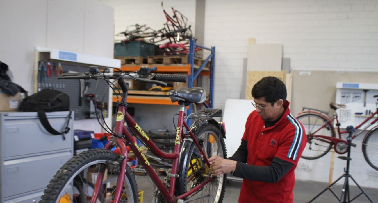 Juan repariert ein Fahrrad