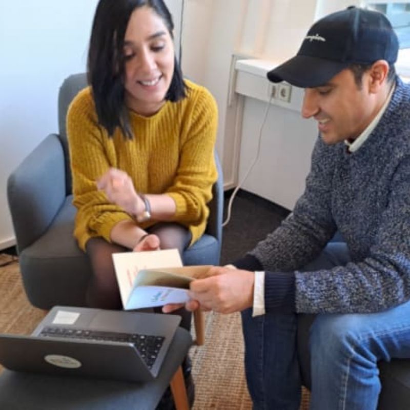 Mahsa und Homayoon bei der Einarbeitung.