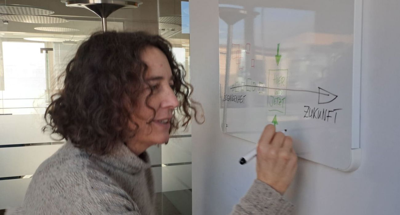 Mareike schreibt an unser neues Whiteboard im Beratungsraum.