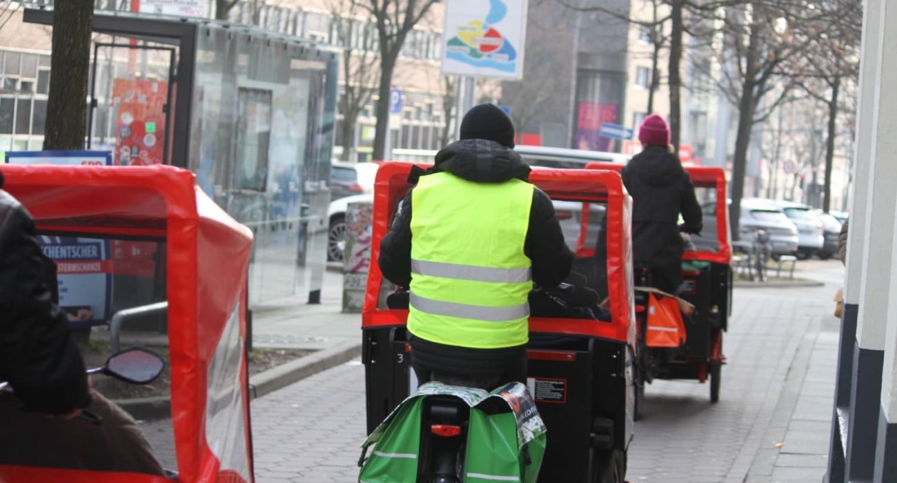 Die Rikschas fahren auf einer Straße.