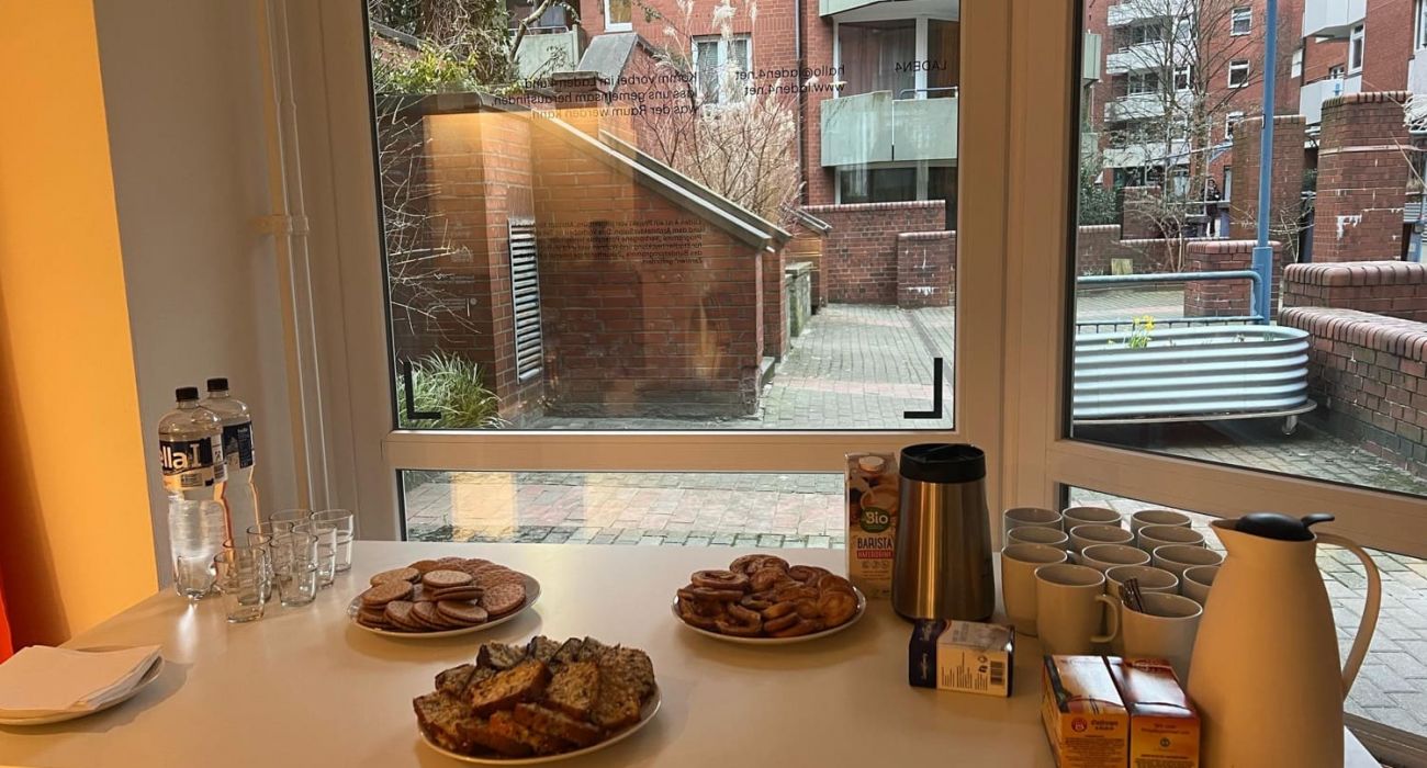 Kaffee und Kuchen im neuen Raum 