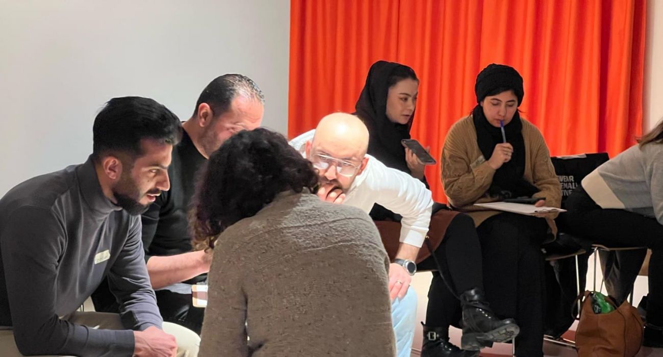 Die Teilnehmenden reden mit einander.