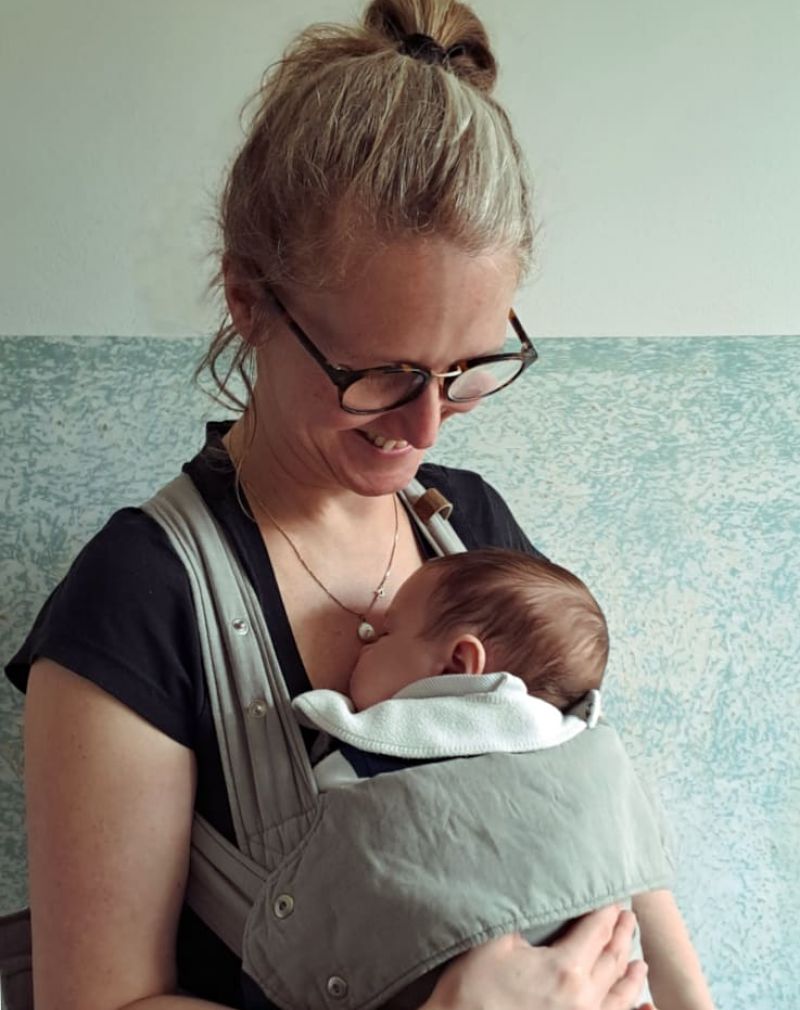 Joelle schaut ihr Baby an