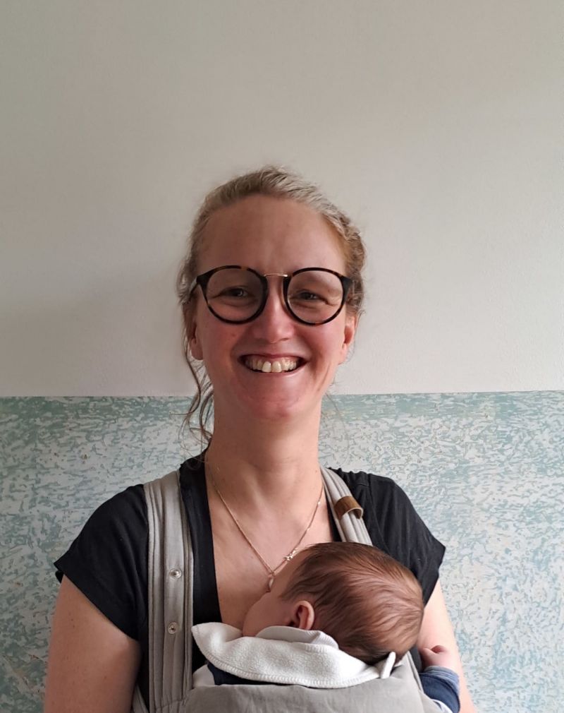 Joelle mit ihrem Baby in der Trage
