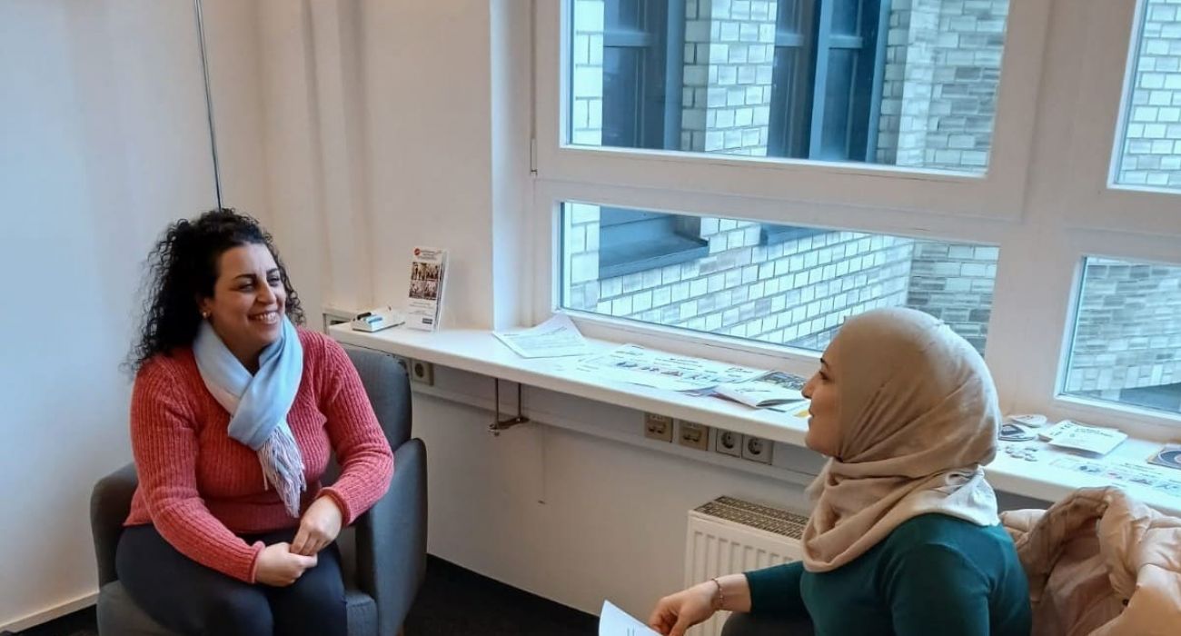 Yasmin und Shirvan sitzen im Beratungsraum bei MITmacher.