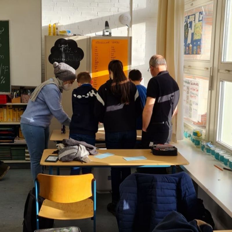 Mitmacherin Yamina mit Schülern während eines Experiments. Foto: MITmacher