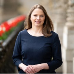 Dr. Melanie Leonhard